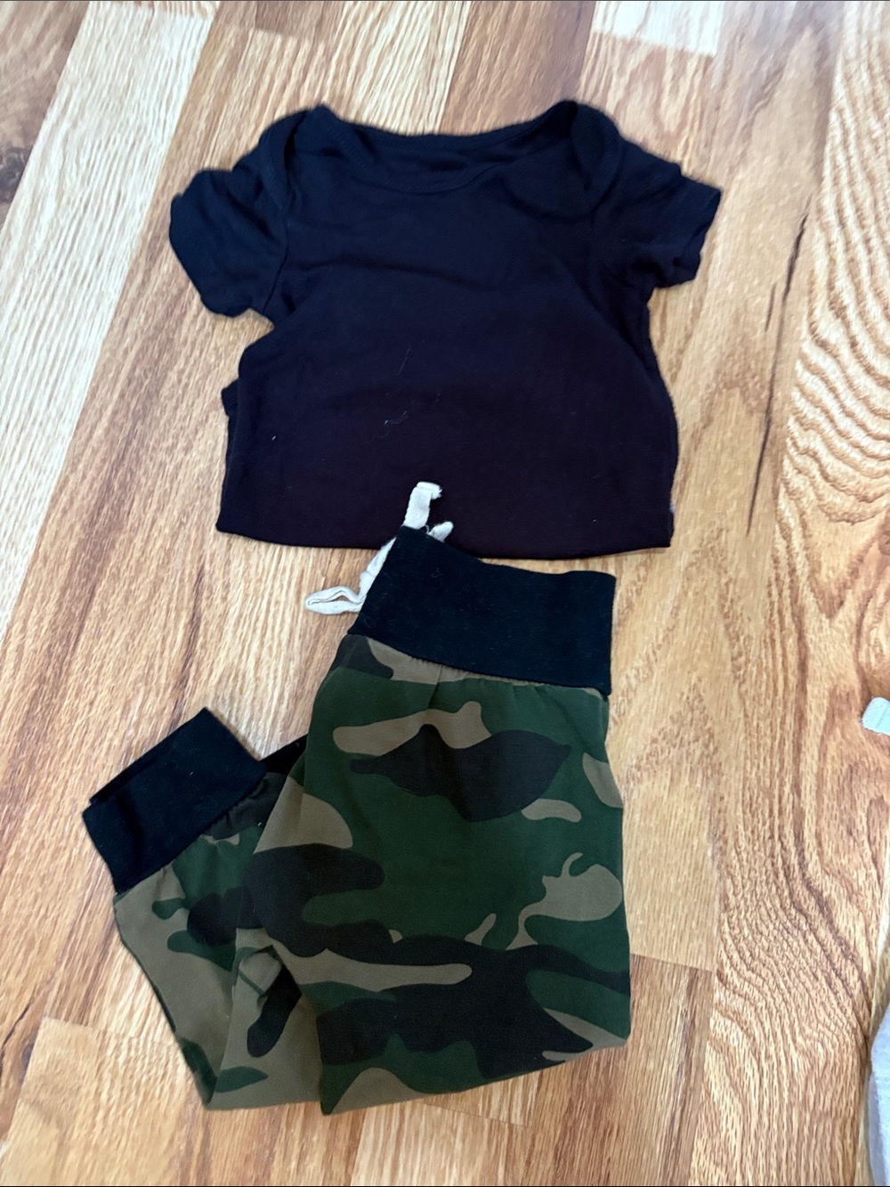 Kyte Black Baby Tee 3-6 with Camo Jogger Pants